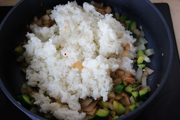 什锦泡菜炒饭步骤11
