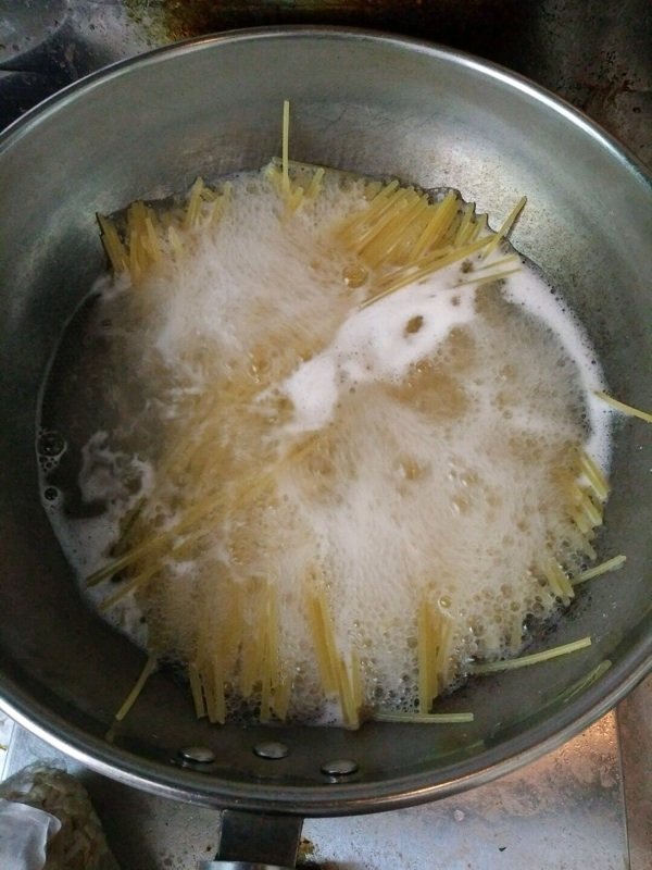 火腿意大利面步骤1