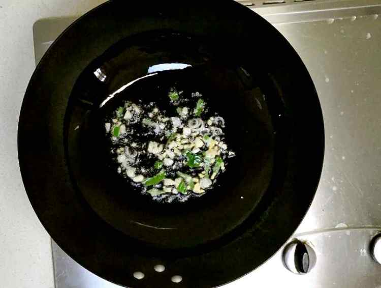 洋葱火腿炒面步骤7
