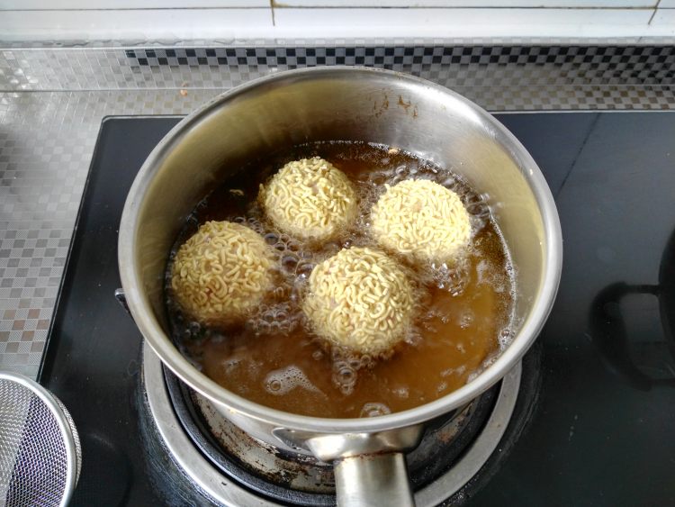 泡面芝士土豆球#小虾步骤15