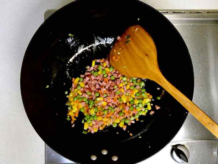 什锦美味蛋炒饭步骤7