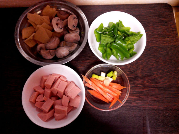 口蘑春笋炒火腿步骤2