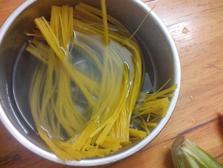 火腿煮面条步骤1