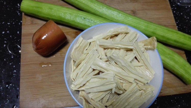 火腿腐竹炒丝瓜步骤1