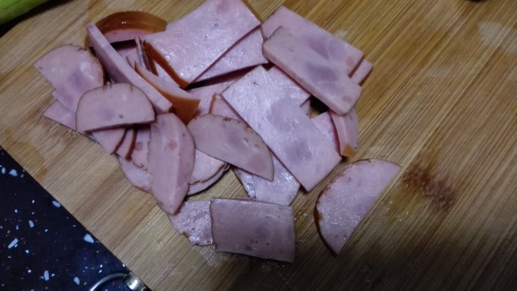 火腿腐竹炒丝瓜步骤2