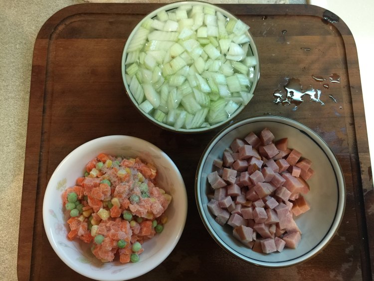 洋葱火腿炒饭步骤2