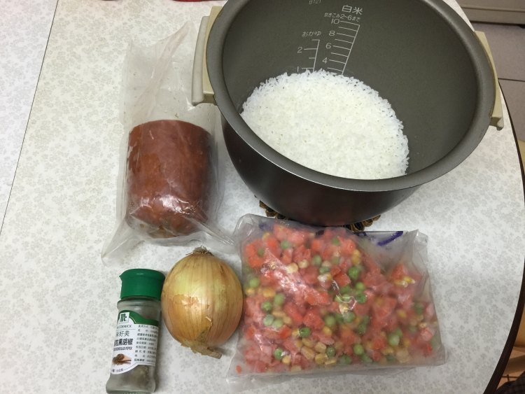 洋葱火腿炒饭步骤1