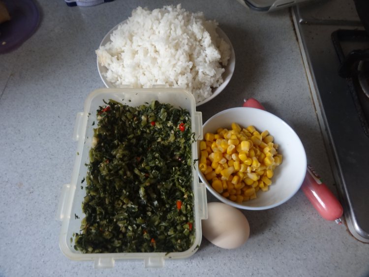 玉米香肠雪菜炒饭步骤1
