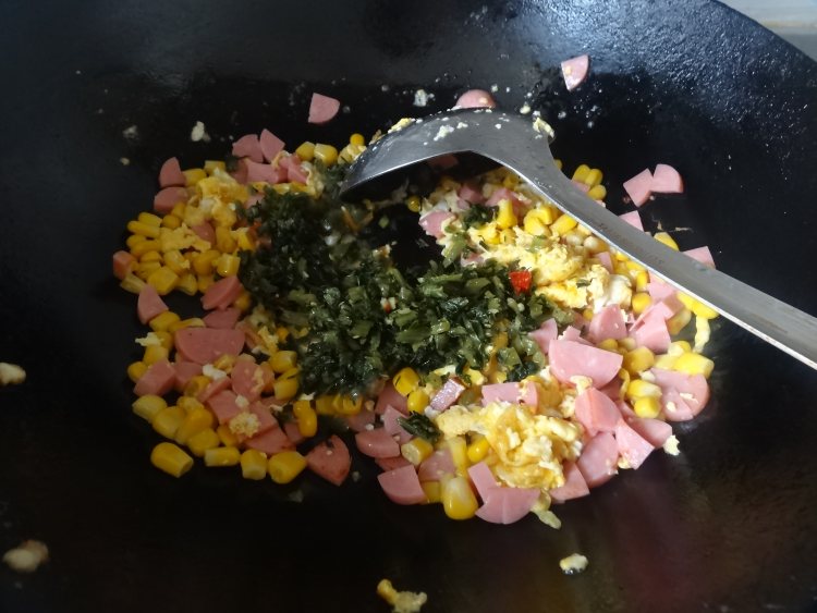 玉米香肠雪菜炒饭步骤5