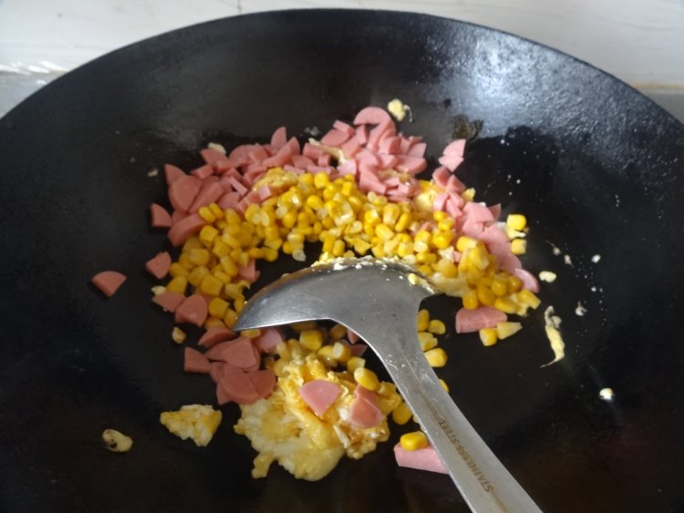 玉米香肠雪菜炒饭步骤4