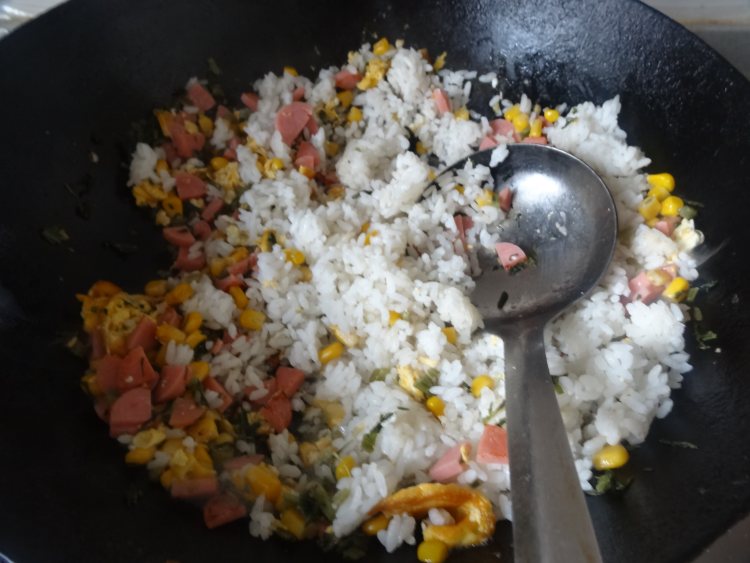 玉米香肠雪菜炒饭步骤6