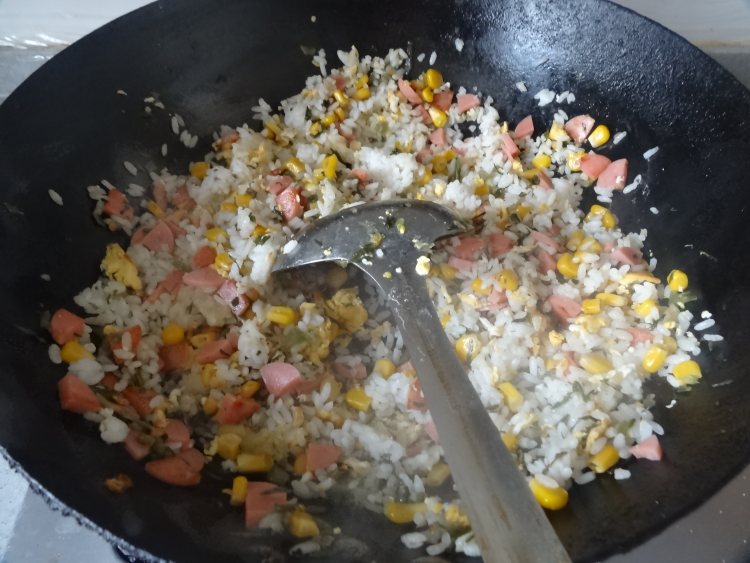 玉米香肠雪菜炒饭步骤7