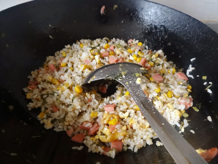玉米香肠雪菜炒饭步骤8