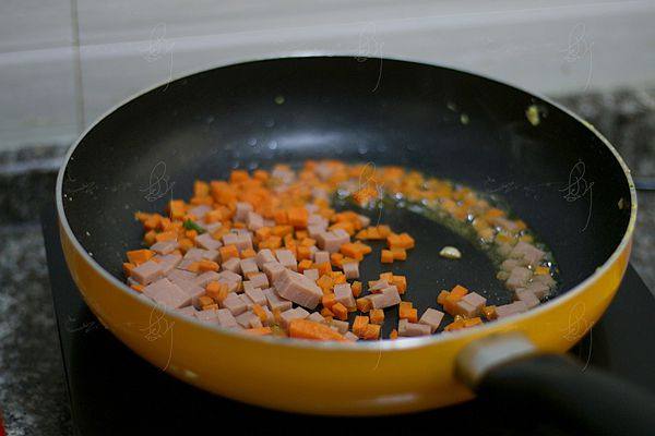 火腿胡萝卜炒饭步骤5