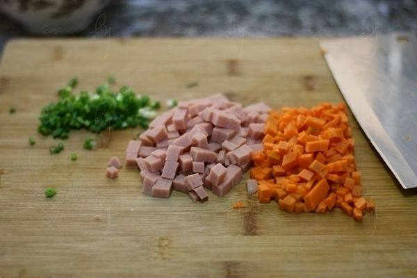 火腿胡萝卜炒饭步骤2