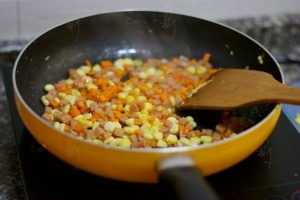 火腿胡萝卜炒饭步骤6