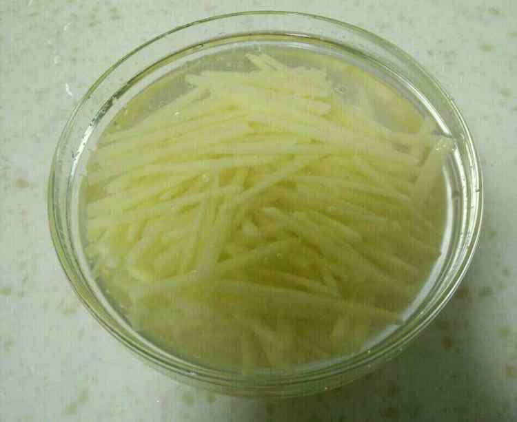 洋葱火腿土豆丝步骤1