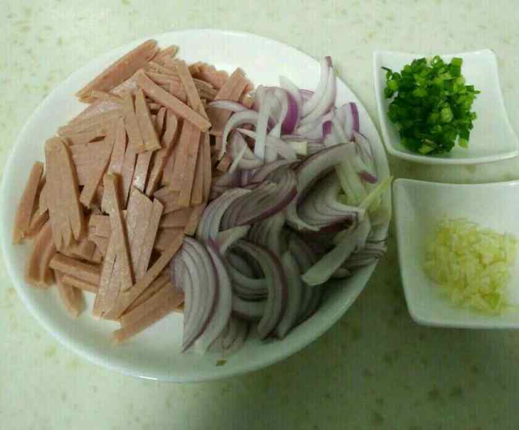 洋葱火腿土豆丝步骤2