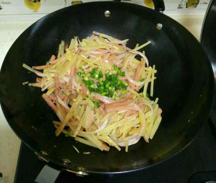 洋葱火腿土豆丝步骤5