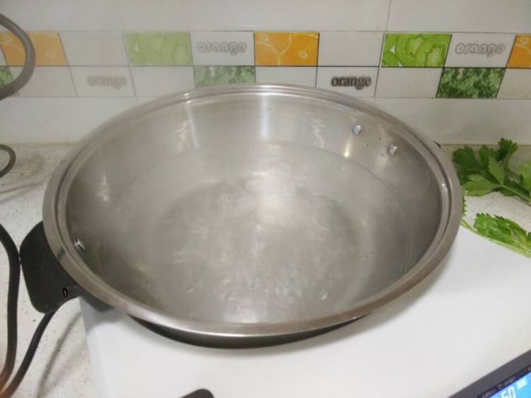 火腿鸡蛋菌菇汤面步骤2