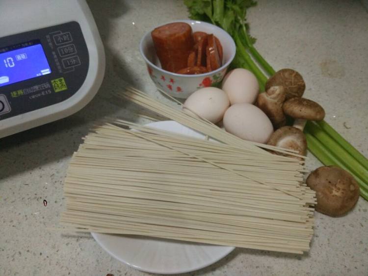 火腿鸡蛋菌菇汤面步骤1
