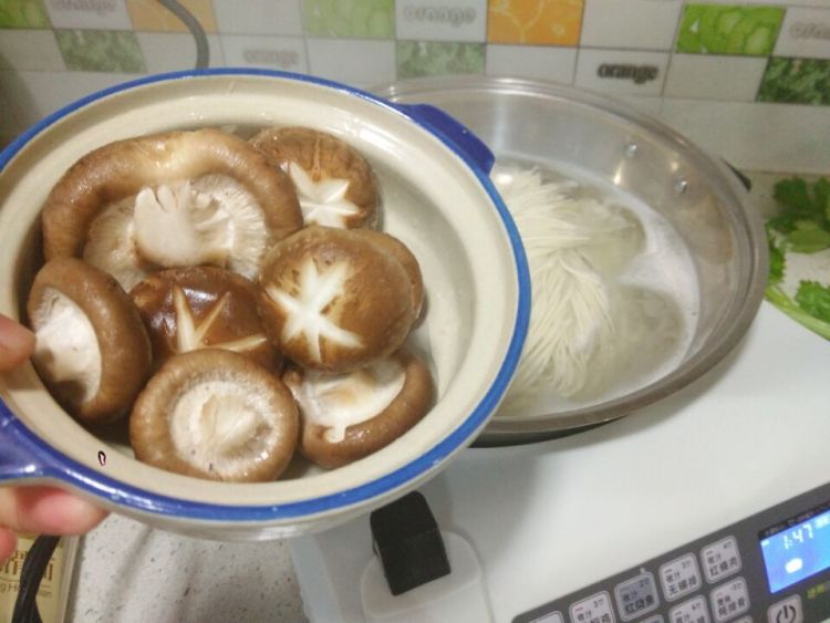 火腿鸡蛋菌菇汤面步骤4