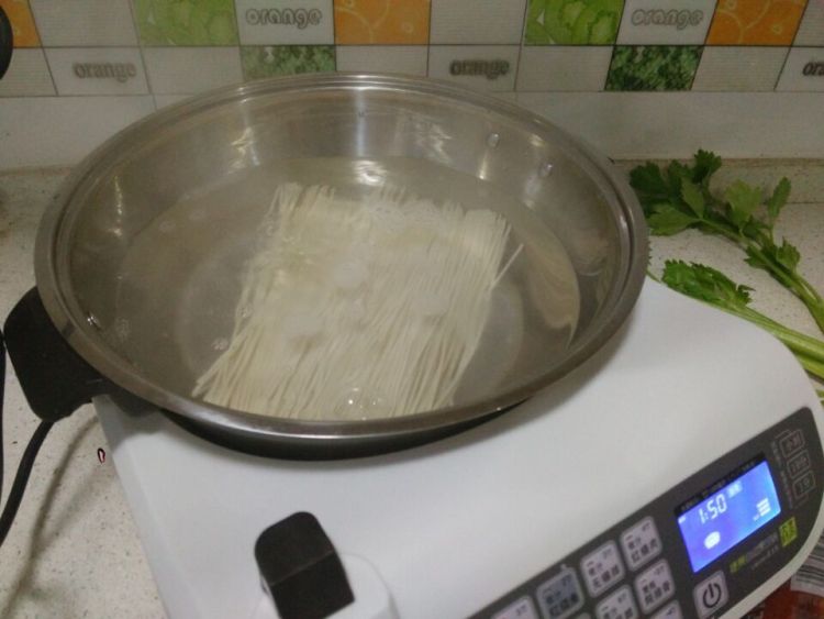 火腿鸡蛋菌菇汤面步骤3