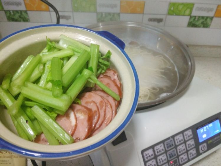 火腿鸡蛋菌菇汤面步骤5