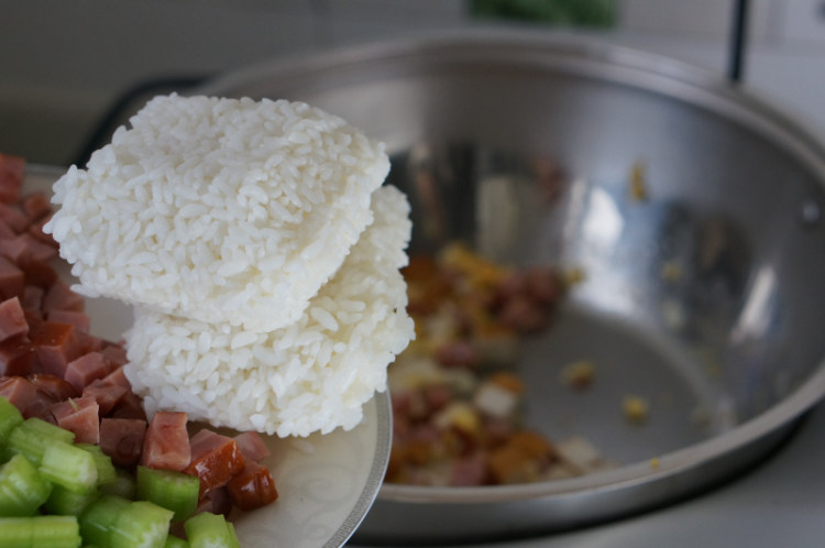 火腿粒蛋炒饭步骤6