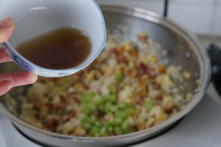 火腿粒蛋炒饭步骤8