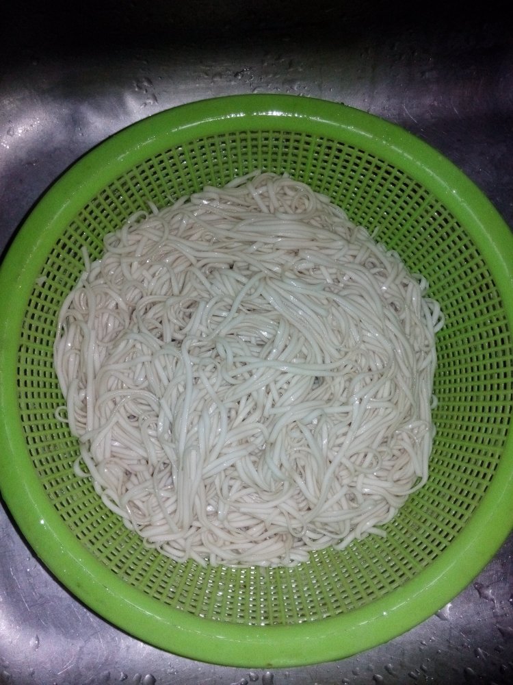 香辣火腿炒葛根面步骤2