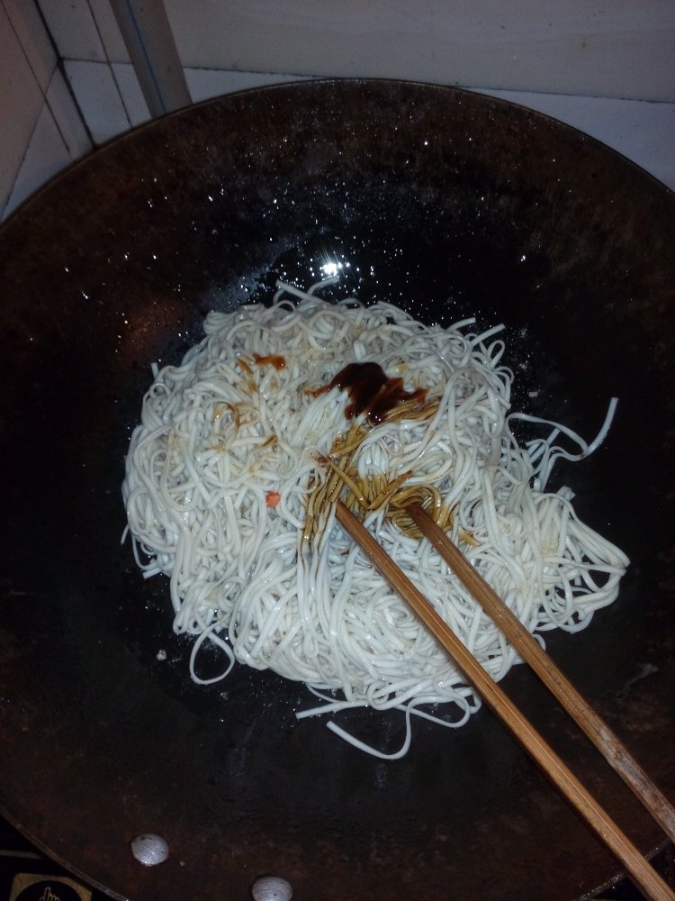 香辣火腿炒葛根面步骤11