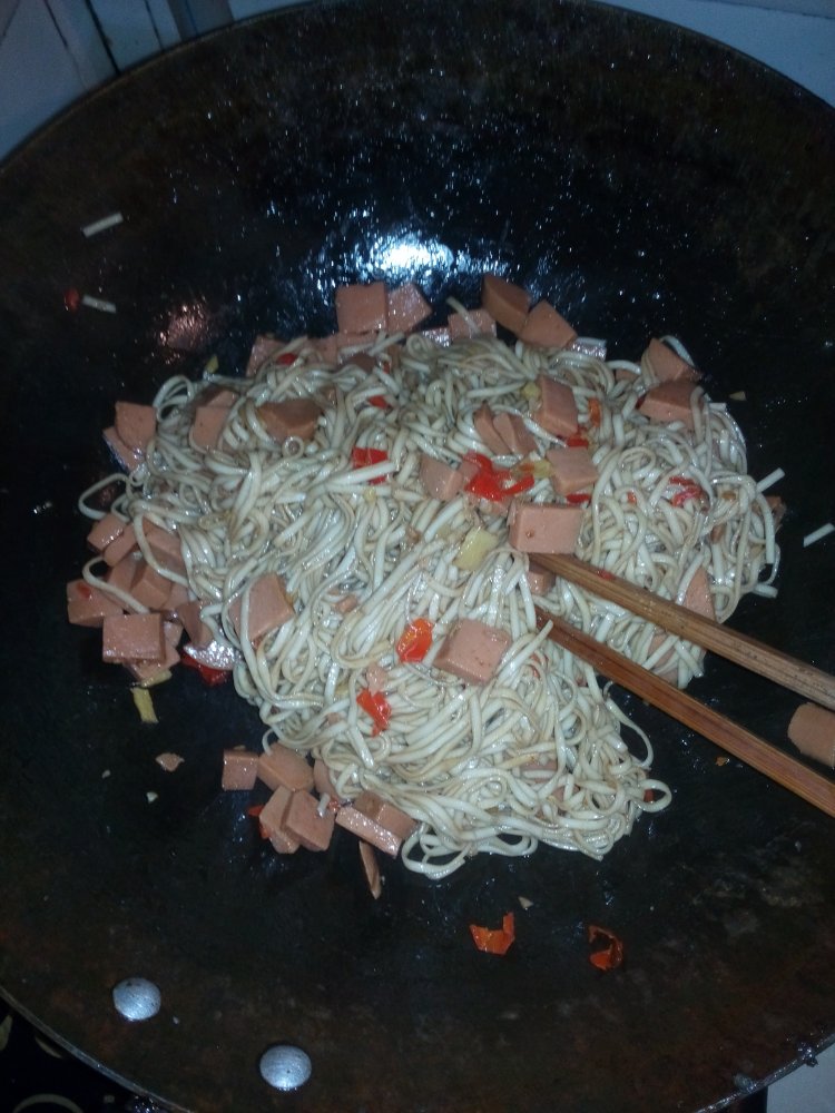 香辣火腿炒葛根面步骤13