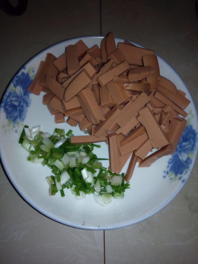 葱香火腿炒葛根面步骤4
