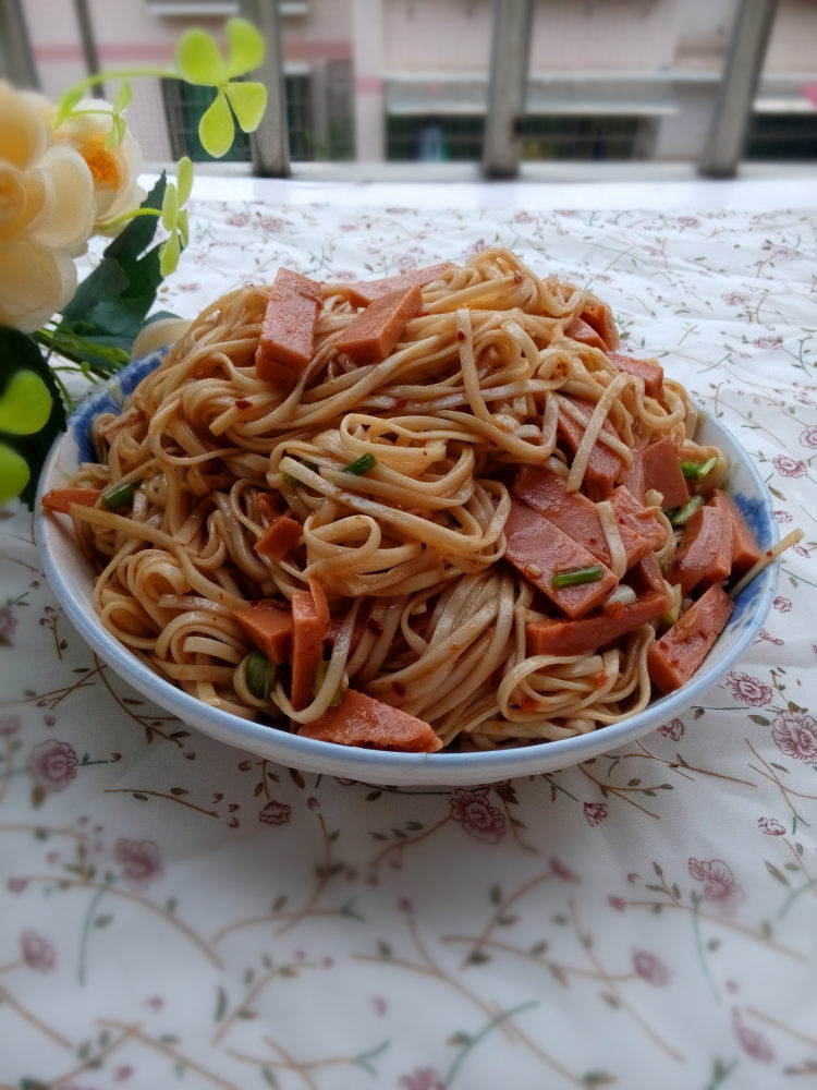 葱香火腿炒葛根面步骤11