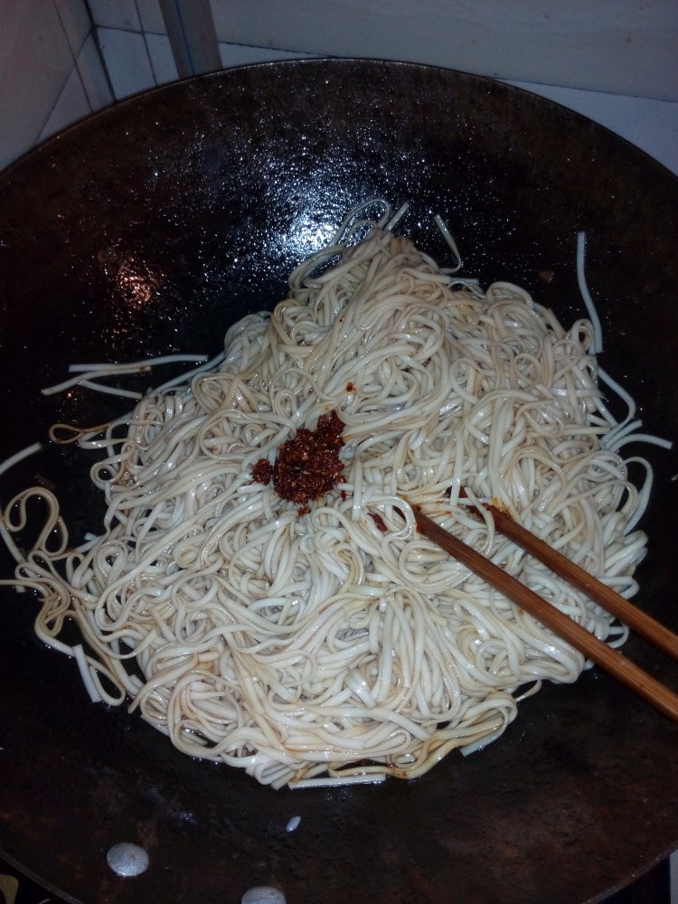 葱香火腿炒葛根面步骤8