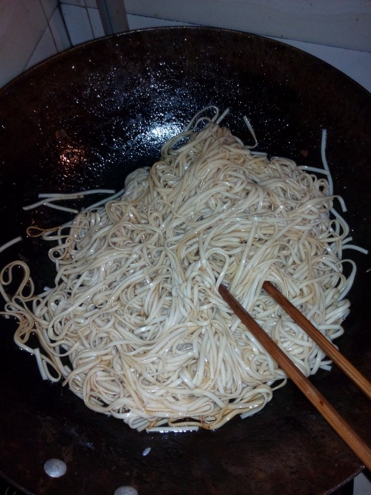 葱香火腿炒葛根面步骤7