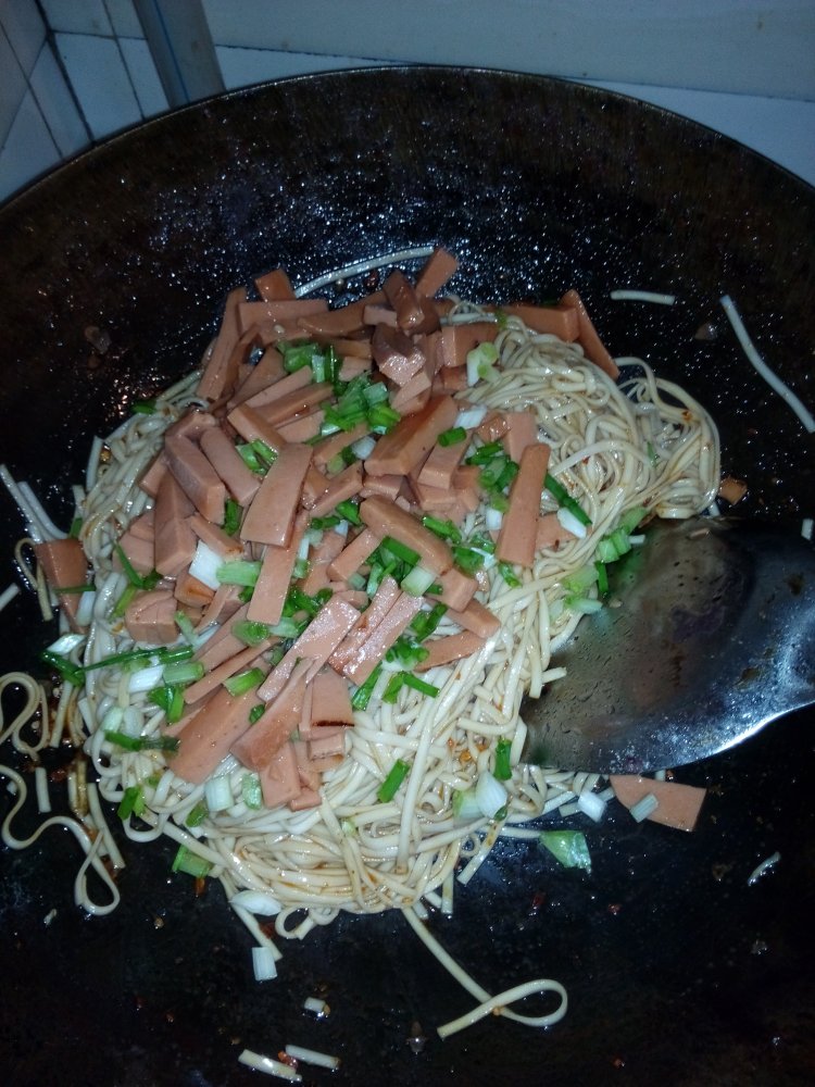 葱香火腿炒葛根面步骤9