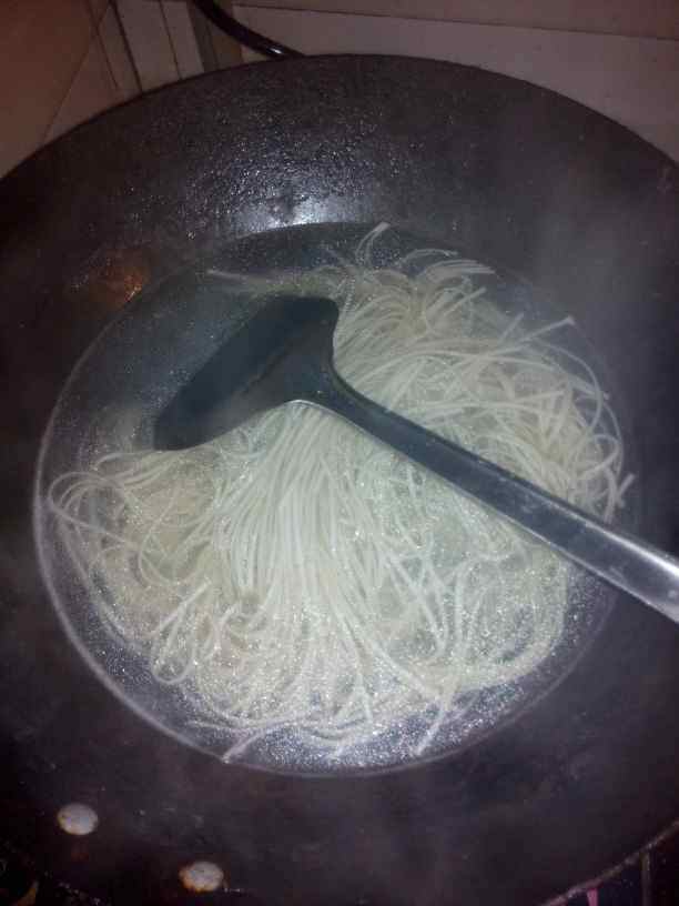 白萝卜火腿炒面步骤2