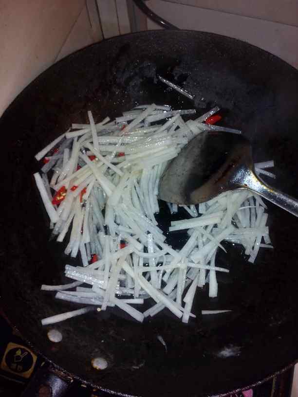 白萝卜火腿炒面步骤7