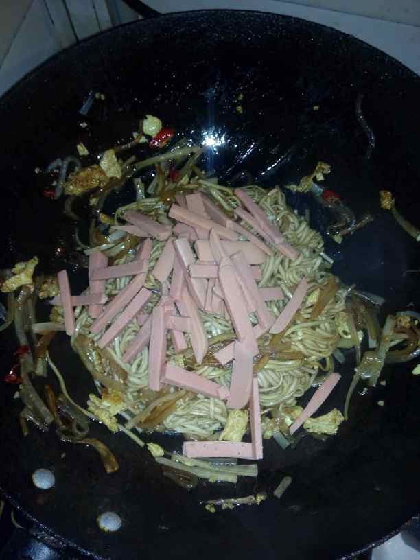 白萝卜火腿炒面步骤13