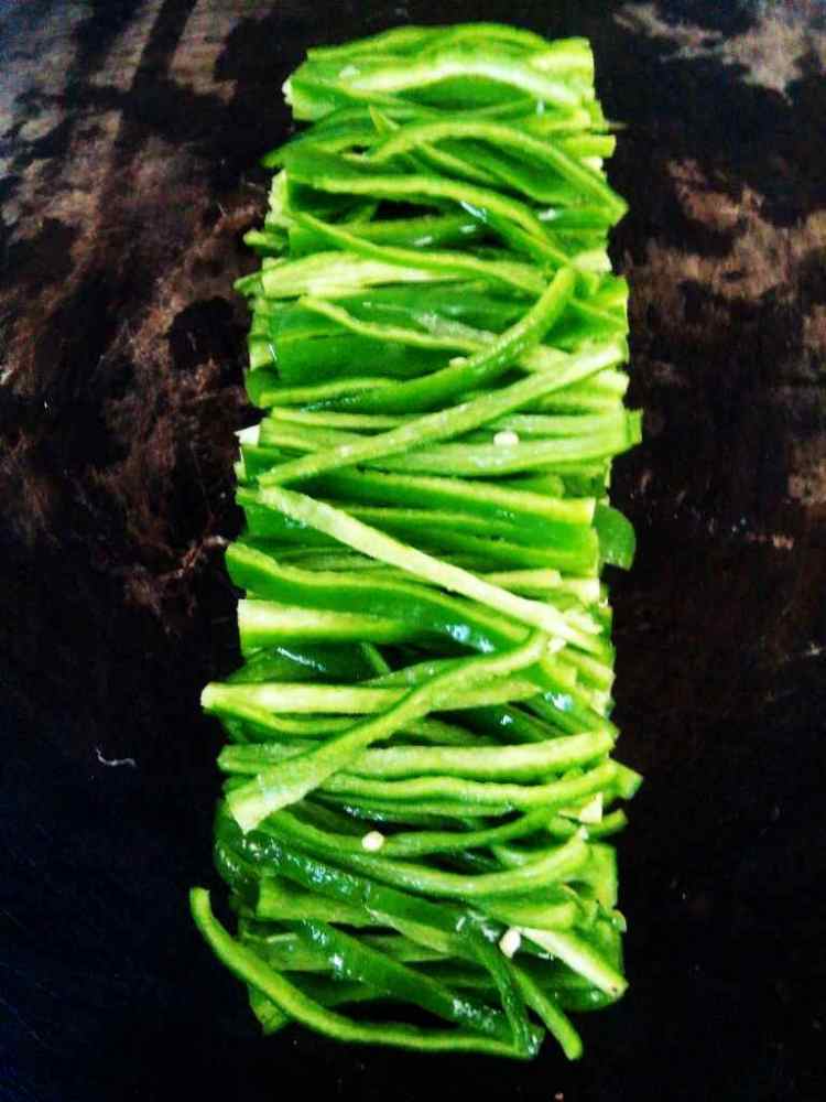青椒火腿炒饼步骤2