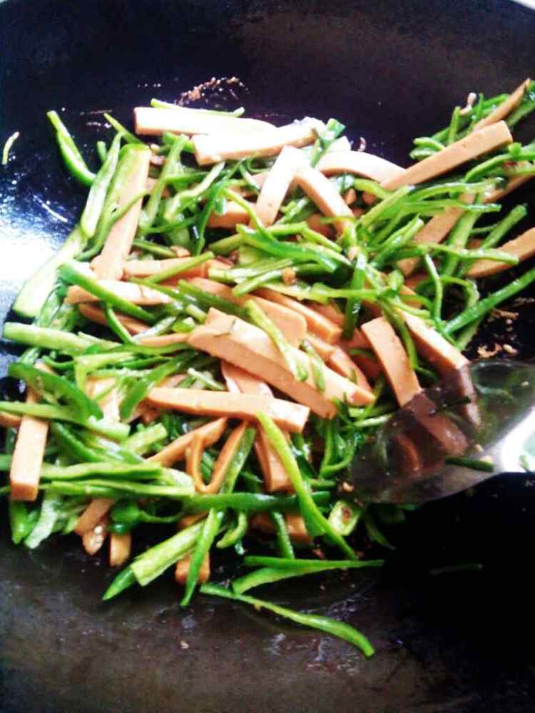 青椒火腿炒饼步骤7