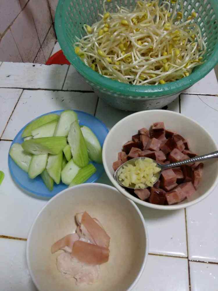 银芽丝瓜火腿丁步骤1