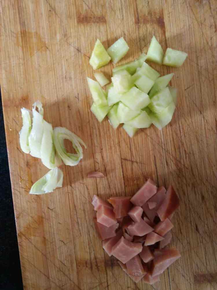 鲜虾蛋炒饭步骤1