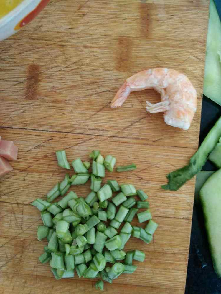 鲜虾蛋炒饭步骤2