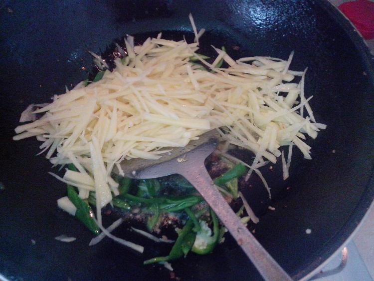 青椒火腿土豆丝步骤7