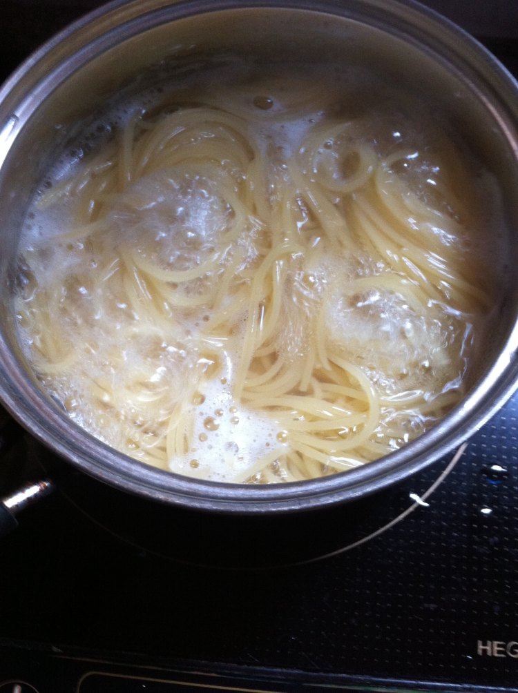 火腿炒意面步骤2