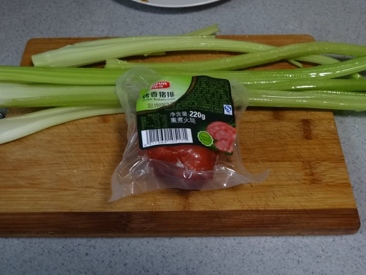西芹火腿步骤1