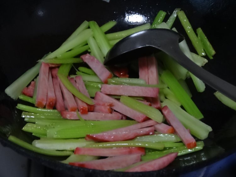西芹火腿步骤5